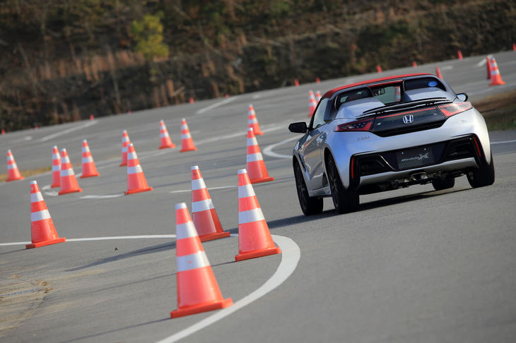 特設コースのレイアウトは、モデューロの開発を統括する福田さんが「S660モデューロX」の実力を体感できるように考えたもの。S字コーナーやスラローム、フルブレーキポイントなどでの挙動を通して、S660の実力を知ってもらおうというわけだ。