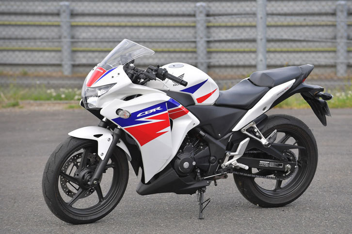 イケノヒラが25万円で購入した中古の「ホンダCBR250R」。練習およびライセンス取得時に使用。
