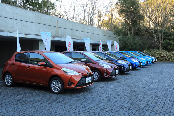 試乗会場に並んだ、さまざまなグレードの「ヴィッツ」。全グレード合わせて17色に及ぶ豊富なカラーバリエーションも、セリングポイントのひとつ。