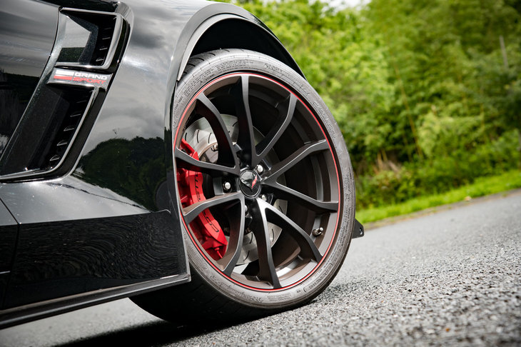 タイヤサイズは前：285/30ZR19、後ろ：335/25ZR20と非常にワイド。「Z07パフォーマンスパッケージ」を選択すると、専用の空力パーツに加えて、足元にもカーボンセラミックブレーキやミシュランのカップタイヤが装着される。