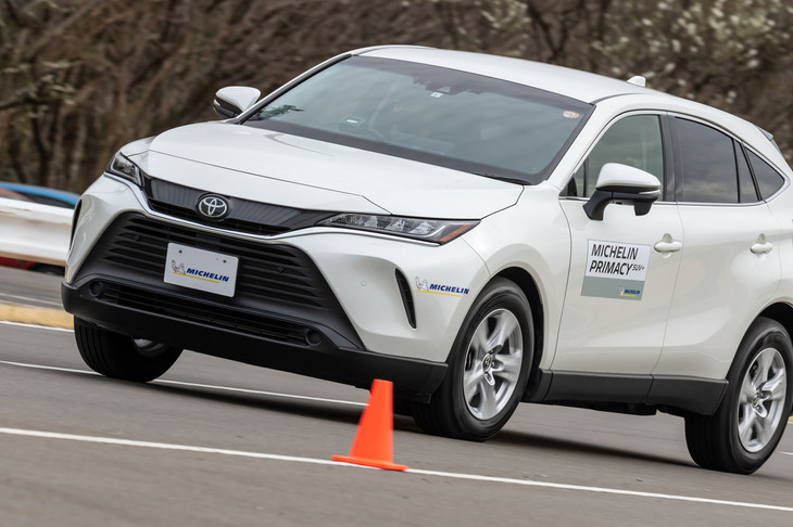 試走会にて、特設コースを走行する「ミシュラン・プライマシーSUV＋」を装着した「トヨタ・ハリアー」。