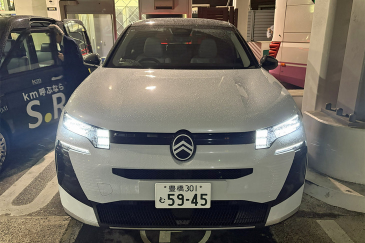新型「C5エアクロス」は、2026年1月の「東京オートサロン2026」において国内初披露。シトロエンのコンセプトカー「OLI（オリ）」の思想を継承する新デザインが特徴と紹介される。