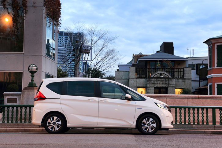 「フリード」のボディーサイズは全長×全幅×全高＝4265×1695×1710mm（FF車の場合）。まさに“ちょうどいい”サイズでありながら、3列シートを搭載しているのがポイントだ。