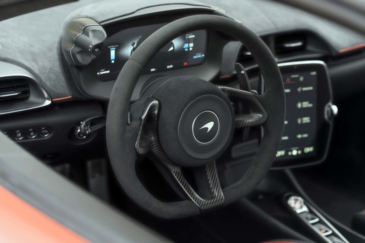 スエード調の表皮やカーボン素材が多用されたコックピット周辺部には、シックなムードがただよう。