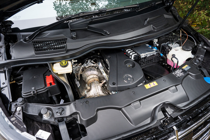 OM654型2リッターディーゼルターボエンジンは最高出力163PS、最大トルク380N・mを発生。フロントに縦置きで積まれる。