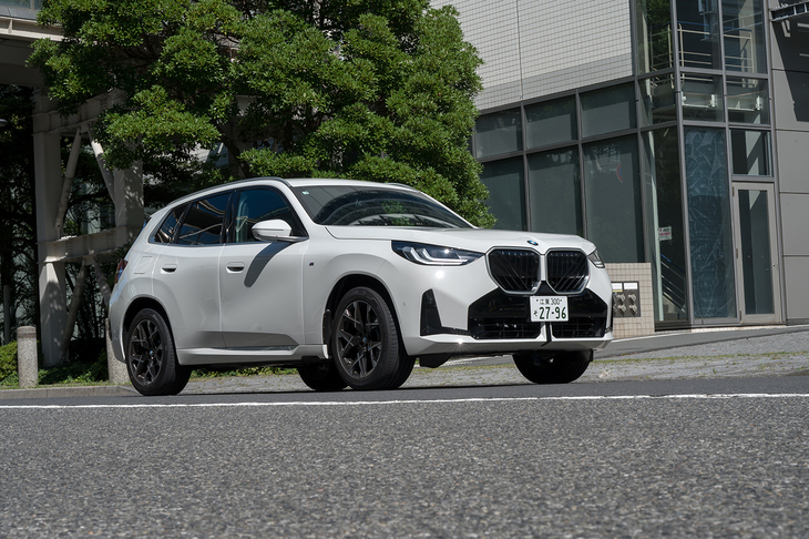 ディーゼルモデルの「20d xDriveオリジナル」にも少しだけ乗れた。こちらは「Mスポーツパッケージ」を装着しており、「20 xDriveオリジナル」とフロントマスクなどを見比べていただきたい。