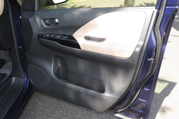 日産セレナG（フロントドアトリム）