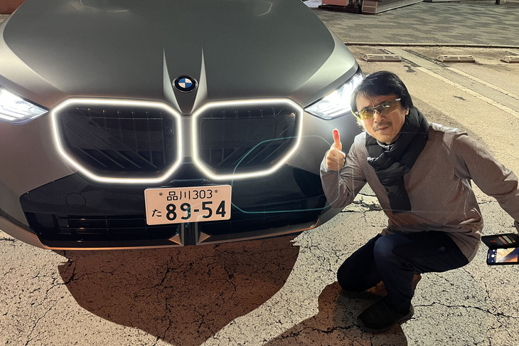 「X2」のキドニーグリルは中央部分が光らないので、大きな一つのグリルみたいに見えたが、最新の「X3」はしっかり光の輪が2個見える。これなら夜間もオラオラできる。