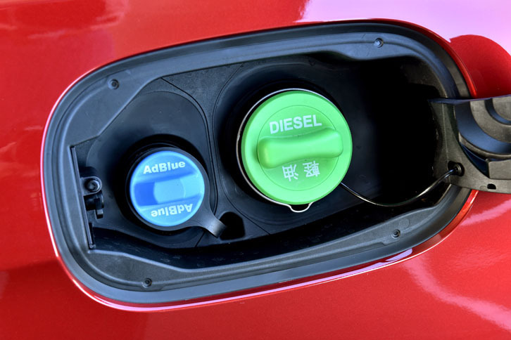 排ガスに尿素水溶液「アドブルー」を噴射して窒素酸化物を削減する、尿素SCR排ガス処理システムを採用する。アドブルーの補充口（水色の方）は給油口の横にある。