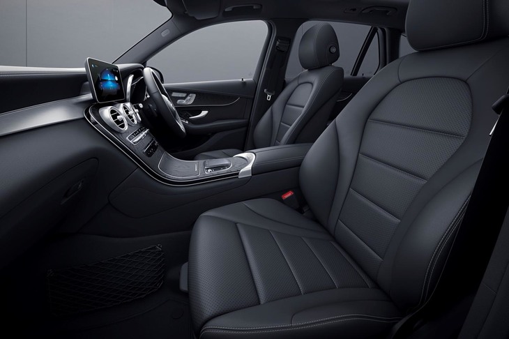 ARTICO素材で仕立てられたブラックのシート。