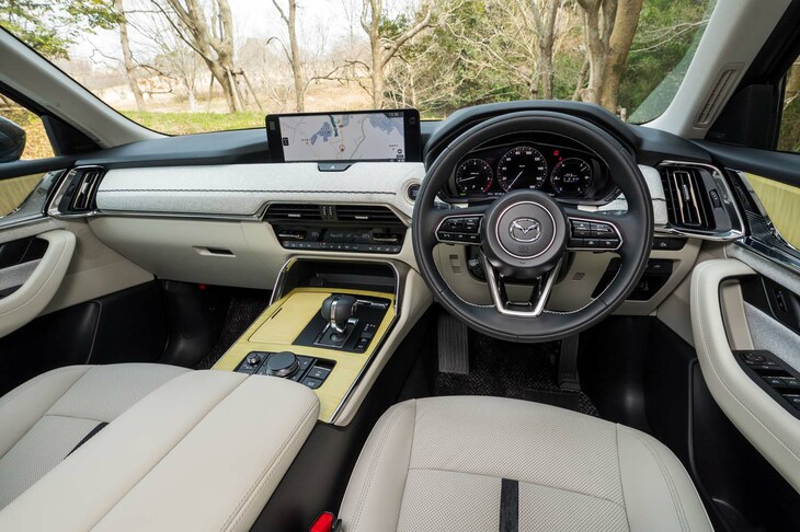 試乗車は上級グレードの「プレミアムモダン」。和の趣を取り入れたというインテリアには、本杢（メープル）のパネルやクロームメッキのベゼル、ホワイトクロスのダッシュボード表皮などが用いられている。