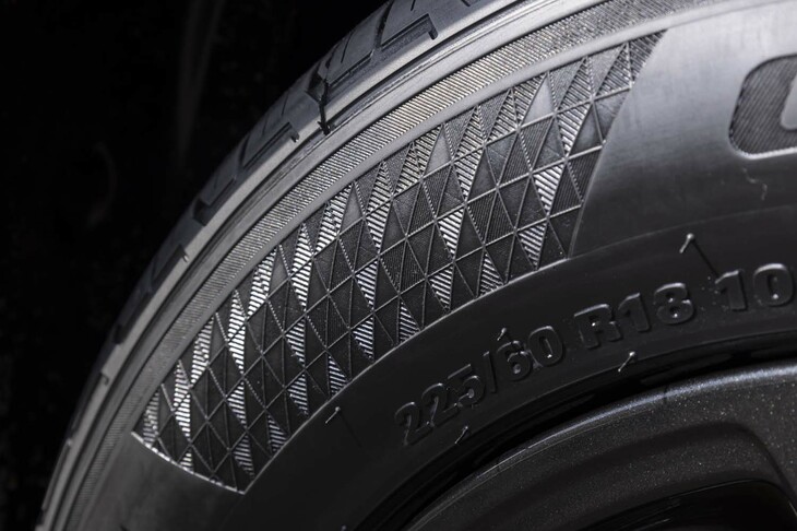 広く刻まれた幾何学模様がサイドウォールを印象づけている。見た目のプレミアム感の演出にも抜かりはない。