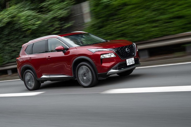 先進運転支援システムの「プロパイロット」は高精細マップデータを参照して速度を自動制御する「ナビリンク付き」に。前走車がいない状況でもカーブやジャンクションなどをよりスムーズに走れるようになった。