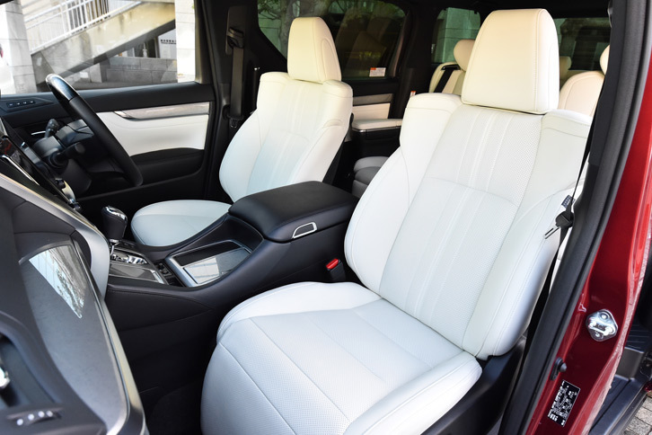 新グレードの「アルファード エグゼクティブラウンジS」と「ヴェルファイア エグゼクティブラウンジZ」を含む「エグゼクティブラウンジ」グレードでは、新たにブラック＆ホワイトのインテリアカラーが選べるようになった。