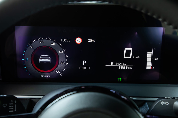 フルデジタル化されたメーターパネル。左側はパワーメーター（写真）のほか、エネルギーモニターやアクセルの踏み方を視覚化するエコドライブガイド、オーディオなどの表示に切り替えられる。