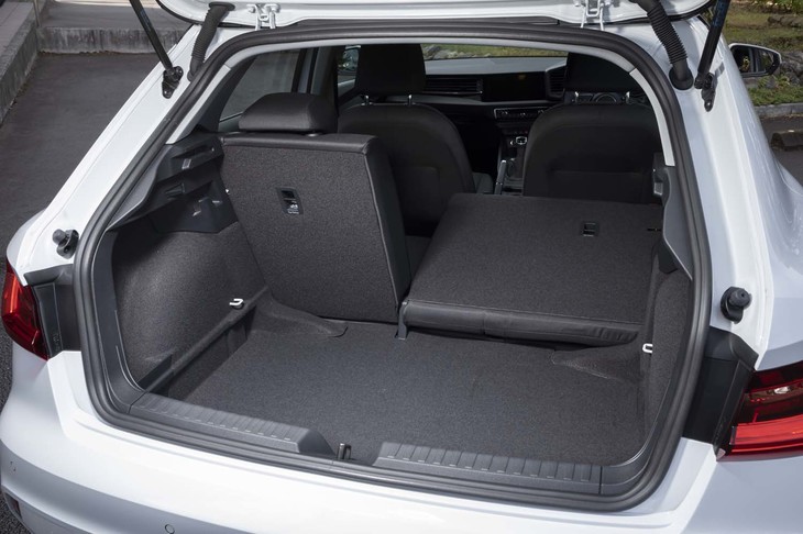 荷室の容量は335～1090リッター。デッキボードの高さを変えることでリアシートの背もたれを倒した際の床面をフラットにできる。