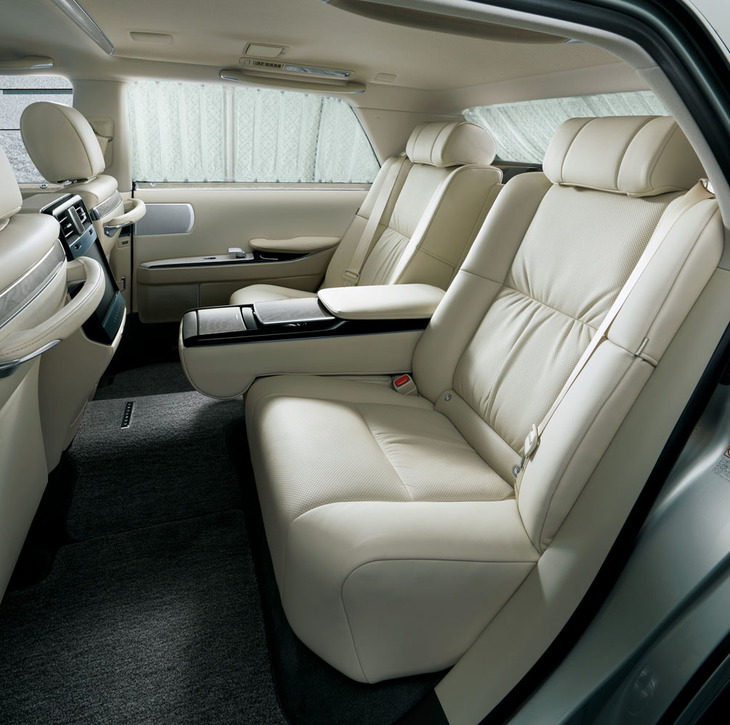 ホイールベースは、先代比で65mm長くなった。延長分は、後席のスペース拡大に充てられている。