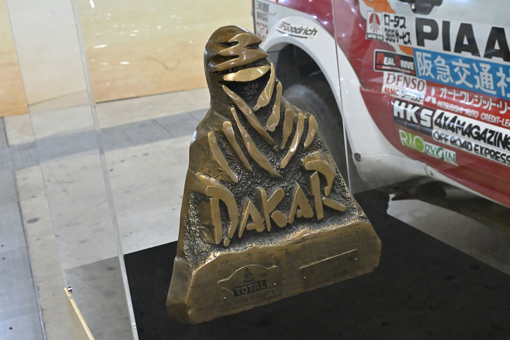 ダカールラリーの優勝トロフィー