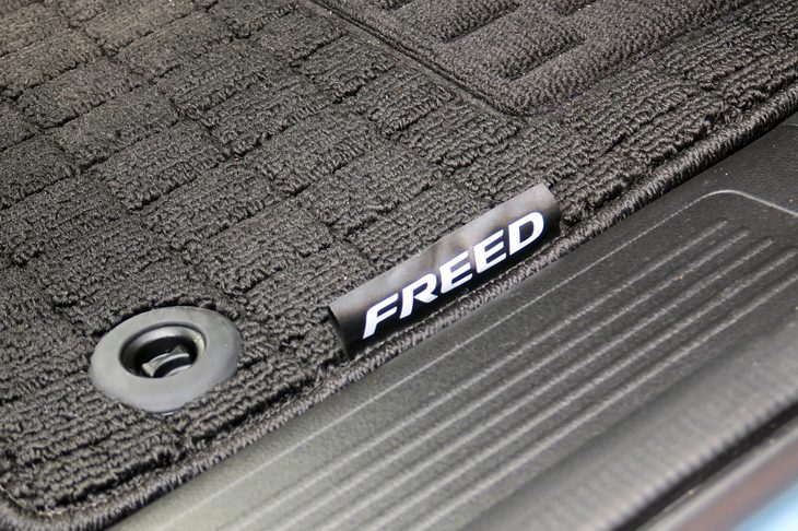 ホンダ・フリード ハイブリッド クロスター（4WD）（カーペット）