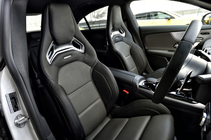 「CLA45」には「AMGパフォーマンスシート」が装着される。「クラシックレッド／ブラック」または「チタニウムグレー／ブラック」（写真）の2パターンからカラーを選べる。