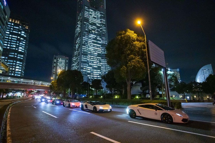 横浜・みなとみらい周辺を走るランボルギーニ各モデル。まさに地名どおり、未来的な都市をイメージさせる光景の中を行くランボルギーニの一群からは、一種異様なまでの迫力というか、どこか不思議な威厳のようなものが醸し出されていた。