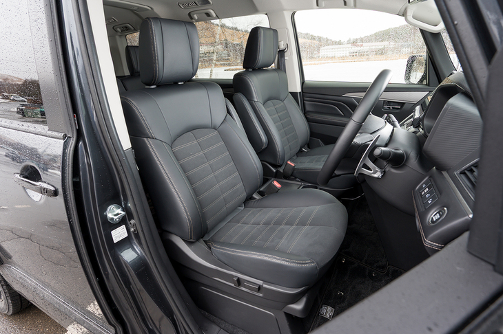 シート表皮ははっ水のスエード調素材と合皮のコンビネーション。カーキ色のステッチがアウトドアテイストを高めている。