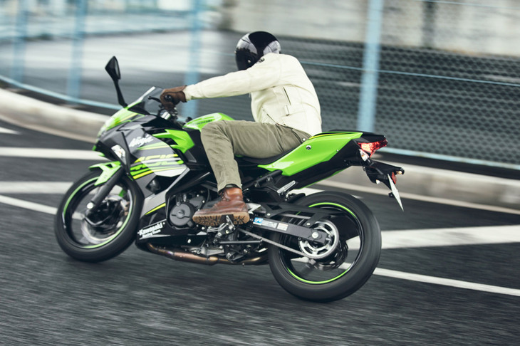 「ニンジャ400」では、小径のクラッチプレートを使ったニューアシスト＆スリッパークラッチを採用。軽い力でのクラッチ操作が可能となっている。