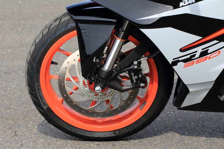 2017年モデルよりローターの径が320mmに拡大されたフロントブレーキ。ラジアルマウントの4ピストンキャリパーが組み合わされる。