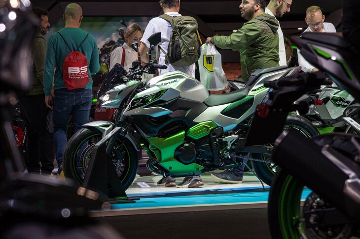 カワサキはハイブリッドモデル「Zハイブリッド」を発表した。欧州ではすでに「ニンジャハイブリッド」の報道機関向け試乗会も行われており、ハイブリッド車（HEV）の展開が進んでいる。カワサキは2022年のEICMAでHEVのコンセプトモデルを発表しており、その段階で市場投入へのハードルはすでにクリアしていると語っていた。