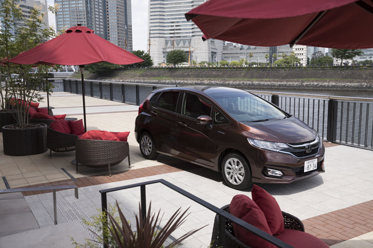 この日2番目にテストドライブしたのは「ハイブリッドL Honda SENSING」。ボディーカラーは新規開発色の「プレミアムガットブラウンパール」。