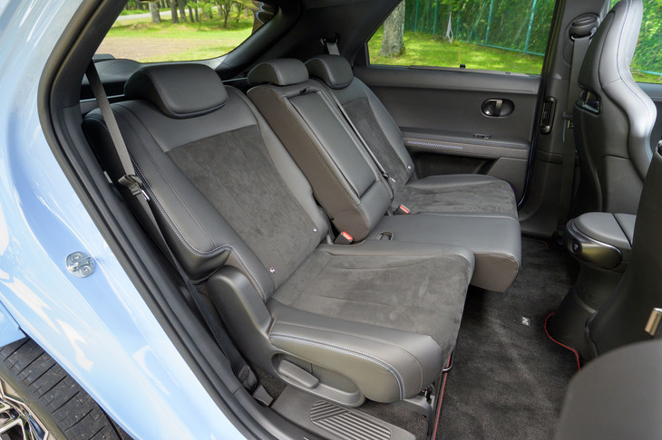 後席は座面のスライドとリクライニングが可能。ホイールベースが3000mmもあるため空間の広さは文句なし。