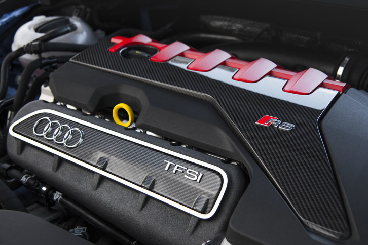 新開発の総アルミ製2.5リッター直5ターボエンジンを搭載する。単体で26kgの軽量化を果たすとともに、従来モデルを60ps上回る、400psの最高出力を実現した。