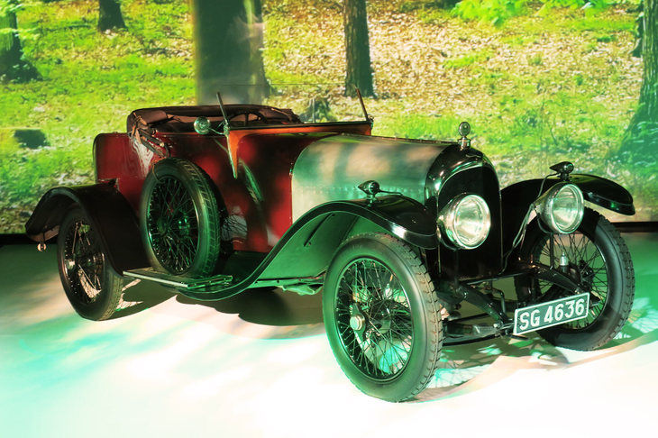 今年（2021年）はベントレーが初めて自動車をつくってからちょうど100周年にあたる。そこで会場には、同社初の生産モデルである2021年製「ベントレー3リッター」も併せて展示されていた。