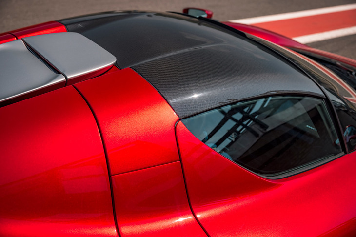 車両形状は、往年の「330P4」や「350Can-AM」「512P」をほうふつとさせるオープントップのタルガボディー。脱着式のハードトップはカーボン製だ。