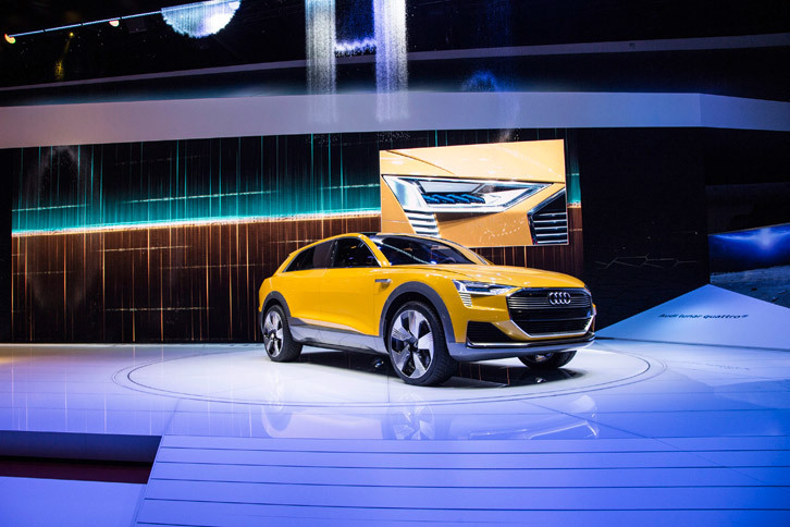 アウディh-tronクワトロコンセプト（デトロイトショーでの発表会の様子）