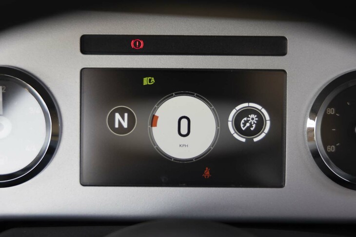 運転席正面の液晶ディスプレイには、各種インジケーターとともに、車速やエンジン回転数、シフトポジションなどを表示。コラムレバーのスイッチを押すと、外気温や灯火類の状態、オイルレベルなども確認できる。