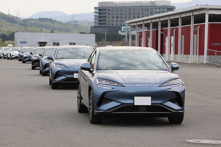 第2回目となる「BYDオーナーズミーティング」にはBYD車約150台が集結した。その締めくくりは、レーシングコース最後のコンテンツとなるパレードランだ。新興ブランドながら、参加台数を初回の約2倍となるほど大きく増やしたが、その枠もすぐ埋まってしまったという。