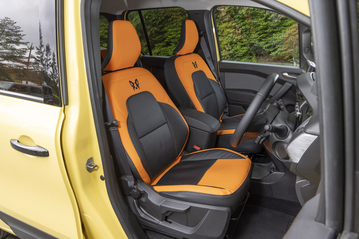 フレンチブルドッグの情報メディア『FRENCH BULLDOG LIFE』とのコラボレーションによる特別仕様のシートカバー。PVCレザー製で汚れに強く犬の毛が付かない。クッションとのフィット感などはさすが純正というべき仕上がりだ。