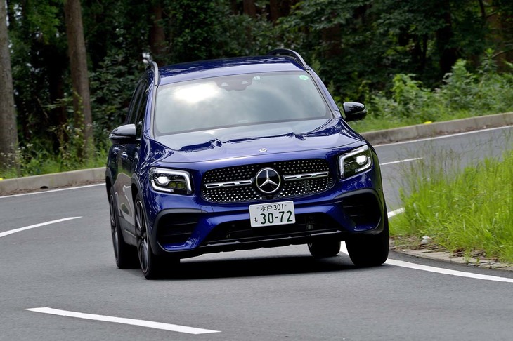 サスペンション形式は、フロントがマクファーソンストラット式でリアがマルチリンク（4リンク）式。正確で安心感のあるハンドリングはメルセデスならでは。