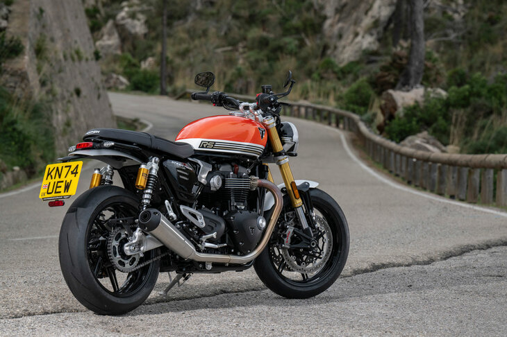 より走りに振ったキャラクターが付与された新モデルの「1200RS」。アグレッシブで前のめりな走りが楽しめた従来モデルには、むしろこちらのほうが近いかもしれない。