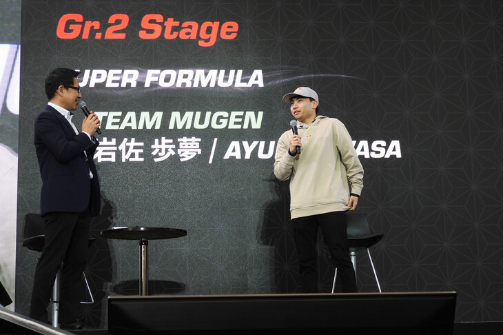 小松氏に続いて登壇したのは、レッドブルのジュニアドライバーである岩佐歩夢選手。昨年まではF1のひとつ下のカテゴリーであるF2で活躍し、今年はスーパーフォーミュラに参戦しているレーシングドライバーだ。