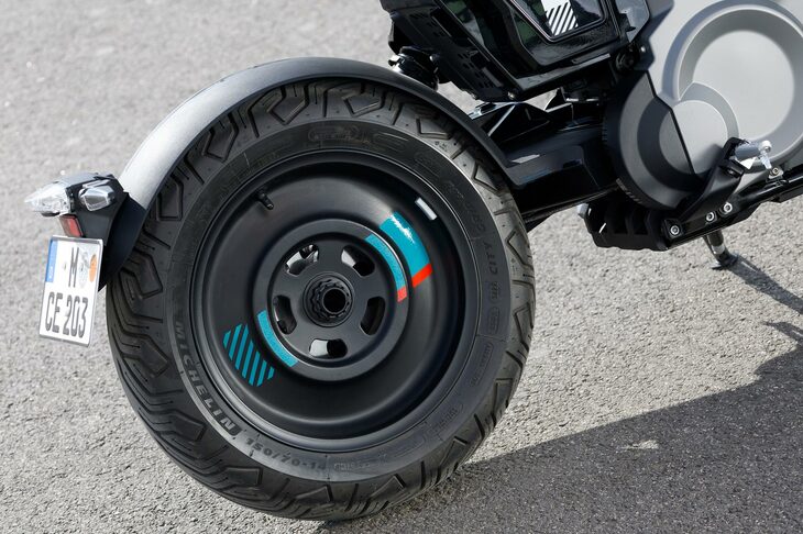 タイヤサイズは、前が120/80-14、後ろが150/70-14。試乗車にはミシュランのスクーター／コミューター用タイヤが装着されていた。