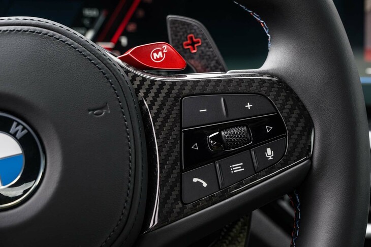 「M2」では、あらかじめドライバー好みの走行特性を記録しておき、ステアリングホイール上部の赤い「Mボタン」で引き出すことができる。