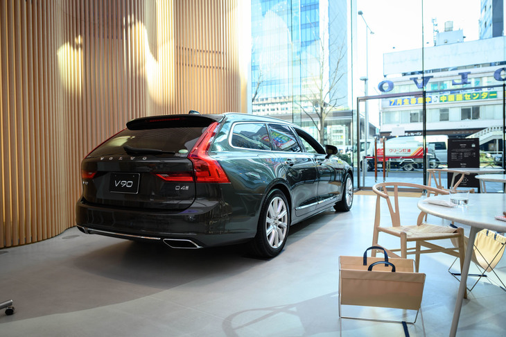 ボルボスタジオ青山に展示してあった「V90」。明るいショールームで実車を見ながら、コーヒーブレイクも楽しめる。