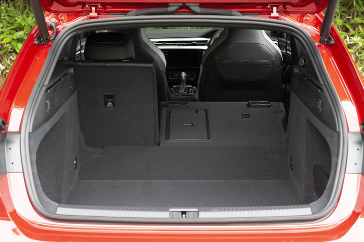 「アルテオン シューティングブレーク」の荷室容量は565リッター。後席の背もたれをすべて前方に倒すと、荷室容量を最大1632リッターに拡大できる。
