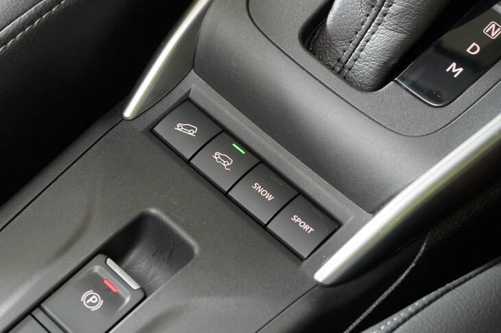 4WD車には、ブレーキ制御でタイヤの空転を抑え、悪路からの脱出をサポートする「グリップコントロール」や、下り坂で車速を一定に保つ「ヒルディセントコントロール」などの機能を採用。雪道での走行に適した「スノーモード」も用意される。