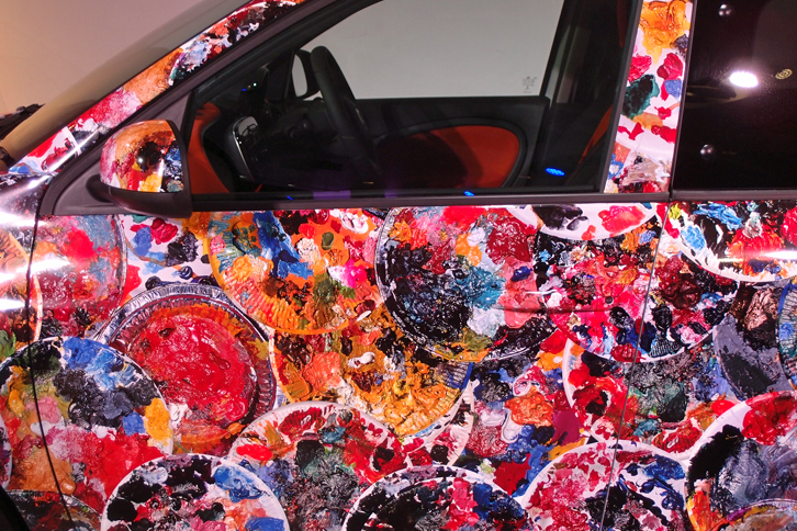 画家 横尾忠則氏の展覧会「横尾忠則 迷画感応術」に出展される、「スマート・フォーフォー」のアートカー。氏が絵画制作の際に使う“紙皿の絵画パレット”をもとにした絵柄で、ボディー全体が覆われている。