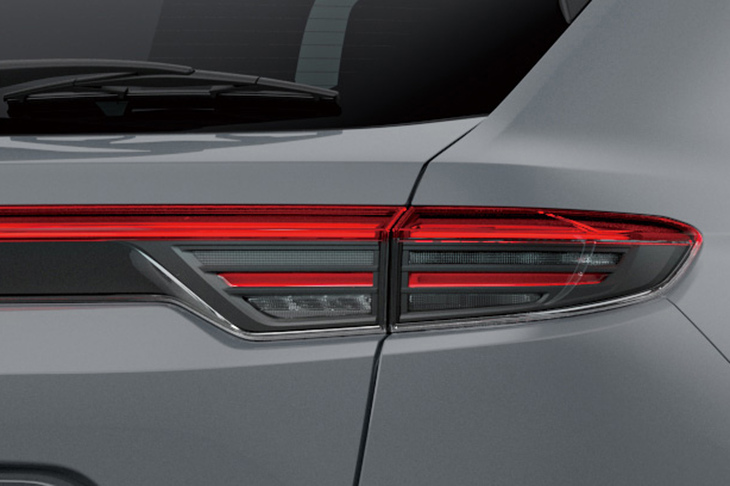 オールLED化され、水平基調となる2段のグラフィックを採用する最新型「ヴェゼル」のリアコンビネーションランプ。ボディーのキャラクターラインともマッチするデザインだ。