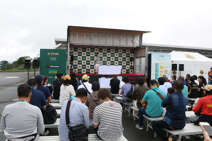 Aパドックに設けられたステージでは、トークショーやじゃんけん大会、カルトクイズ大会など一日を通してさまざまなイベントが実施された。