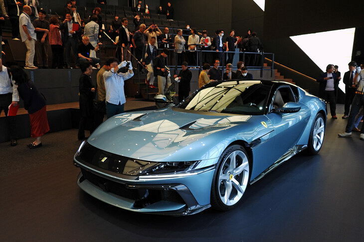 実車見取りにて、報道陣に詰め寄られる「12チリンドリ」。